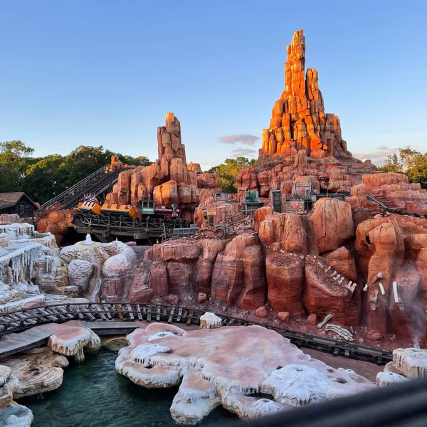 美国佛罗里达州奥兰多 2019年12月28日 位于佛罗里达州奥兰多的华特迪士尼世界魔法王国 Walt Disney World Magic Kingdom 的大头山铁路云霄飞车 — 图库照片
