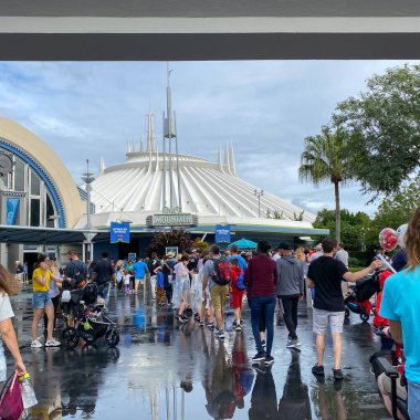 Orlando, FL USA - 28 Aralık 2019: Orlando, Florida 'daki Walt Disney World Magic Kingdom' da Space Moutian 'a binmek için kuyrukta bekleyenler.
