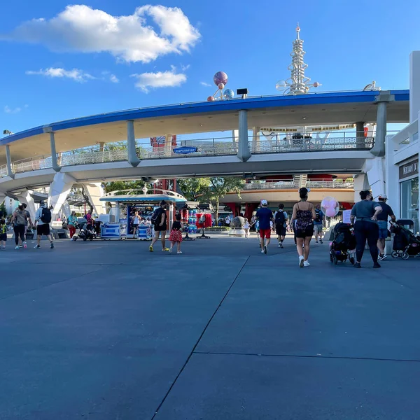Orlando Noviembre 2020 Gente Caminando Por Tomorrowland Magic Kingdom Walt — Foto de Stock