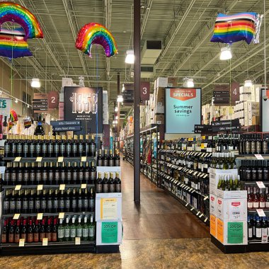 Ft. Lauderdale, FL USA - 7 Haziran 2022 Ft. Lauderdale, Florida 'daki Total Wine perakende içki dükkanının içi.