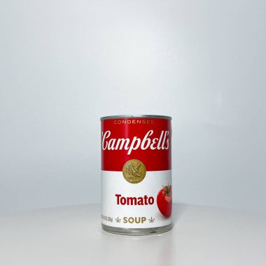 Orlando, FL USA - 14 Temmuz 2022: Beyaz zemin üzerinde bir kutu Campbell Domates çorbası.