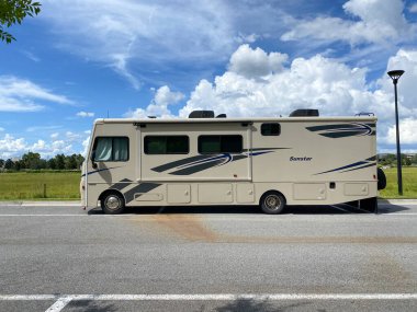 Orlando, FL USA - 6 Ağustos 2020: Orlando, Florida 'da Sunstar A sınıfı bir karavan..