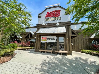 Orlando, FL USA - 24 Haziran 2021: Orlando, Florida 'daki Logan' s Roadhouse 'un ön tarafı.