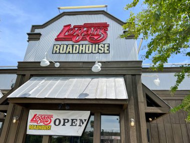 Orlando, FL USA - 24 Haziran 2021: Orlando, Florida 'daki Logan' s Roadhouse 'un ön tarafı.