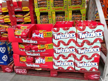 Orlando, FL USA - 22 Ocak 2021: Orlando, Florida 'daki bir Sams Club mağazasında kırmızı şekerleme sergisi.