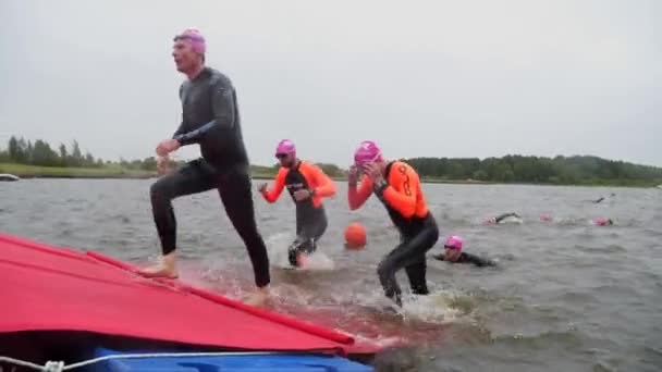 Athletes in wetsuits compete in swimming — Stock Video