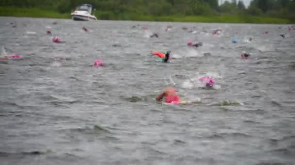 У плаванні спортсмени змагаються у водолазному костюмі. — стокове відео