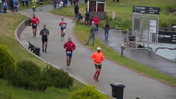 Sportowcy biegną triathlon maraton konkurencji Wideo Stockowe bez tantiem