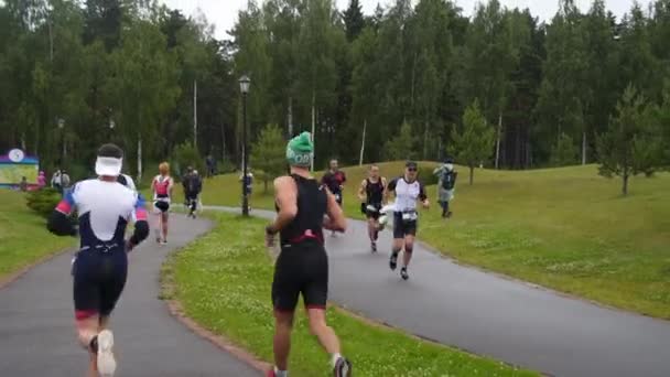 선수들은 트라이애슬론 마라톤 대회에 참가 한다 — 비디오