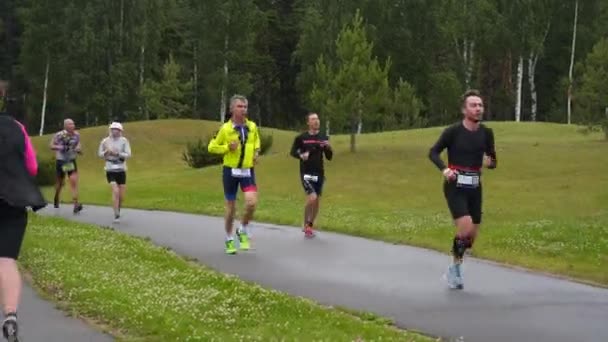Sporcular triatlon maratonu koşuyor. — Stok video