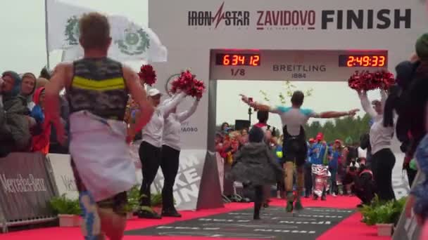 Τρίαθλο αθλητής τρέχει σε όλη τη γραμμή του τερματισμού — Αρχείο Βίντεο
