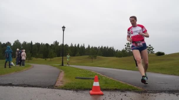 Atleten lopen triatlon marathon wedstrijd — Stockvideo