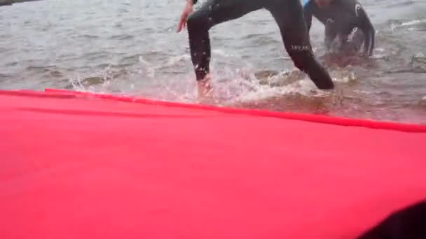 穿着湿衣的运动员参加游泳比赛 — 图库视频影像