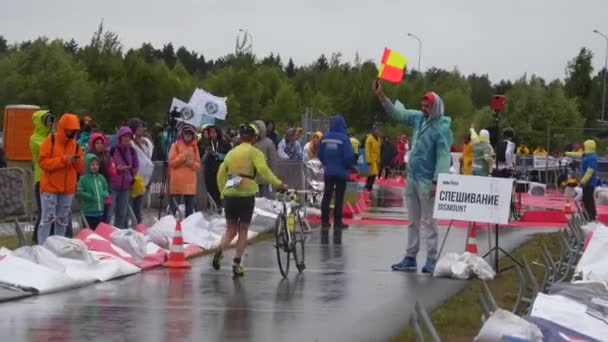 Competição de triatlo. etapa de ciclismo de bicicleta final — Vídeo de Stock