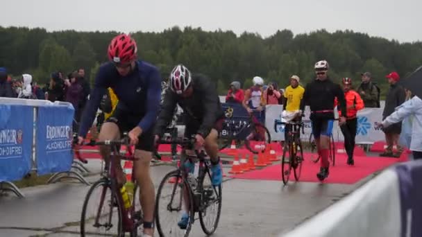 Triathletes start of the bike cycling stage — Stock Video