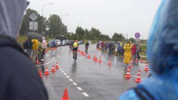 Triathletes racing on wet road — Stock Video