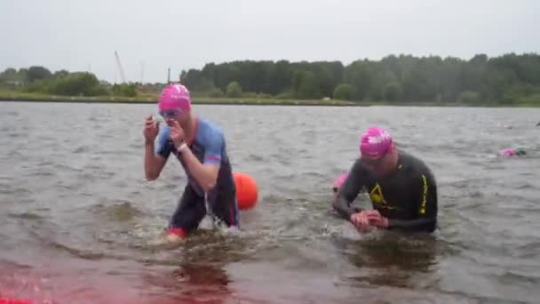 Αθλητές με στολές διαγωνίζονται στην κολύμβηση — Αρχείο Βίντεο