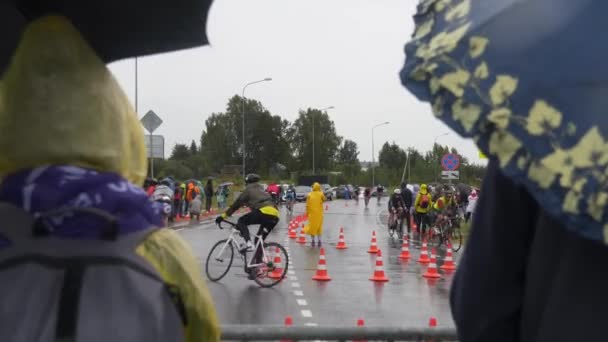 Triathletes racing on wet road — Stock Video