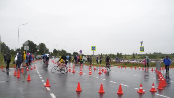 Triathletes racing on wet road — Stock Video