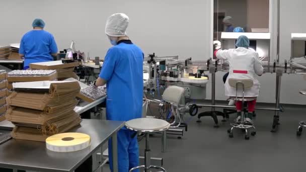 Medicijnflesjes in farmaceutische fabriek. — Stockvideo