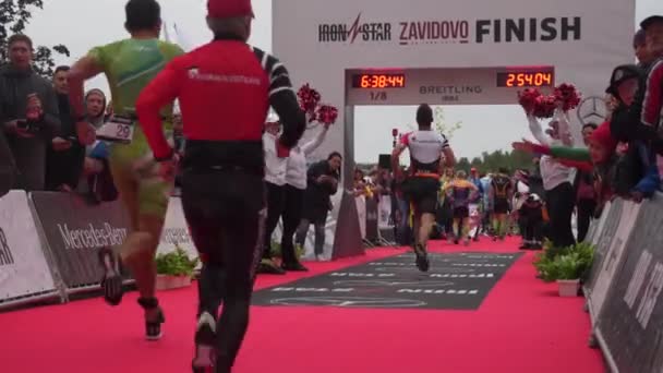 Triathlon Atleta corre attraverso il traguardo — Video Stock