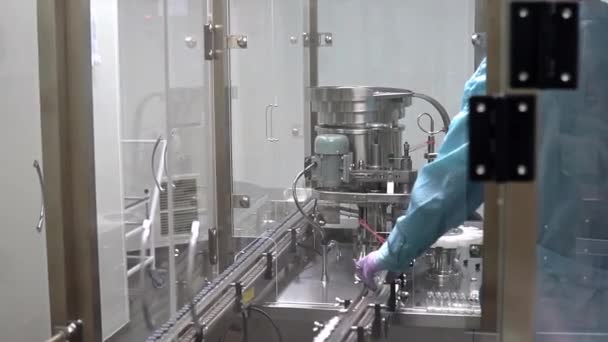 Medikamentenflaschen in Pharmafabrik. — Stockvideo