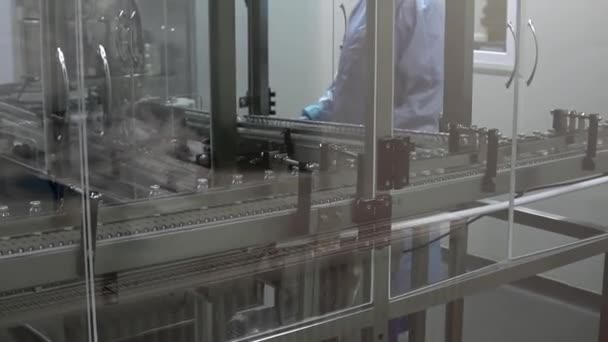 Flaconi di medicinali in fabbrica farmaceutica. — Video Stock