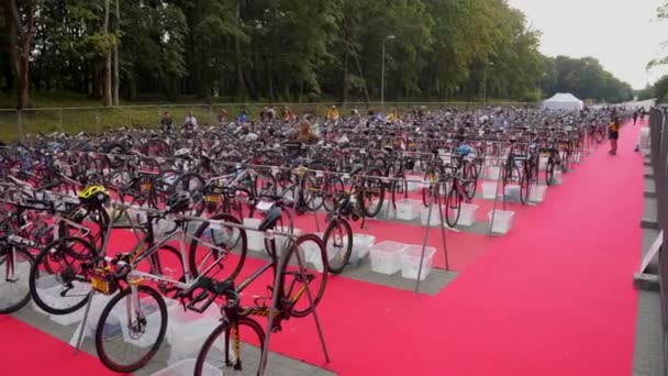 Övergångsområde med en hel del triathlon cyklar — Stockvideo