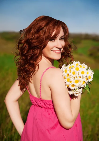 Uppriktig sorglös bedårande kvinna i fältet med blommor — Stockfoto
