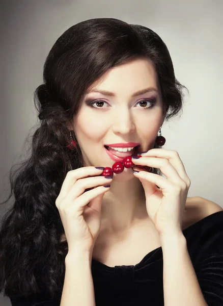 Hermosa mujer con maquillaje de noche. Joyería y Belleza —  Fotos de Stock