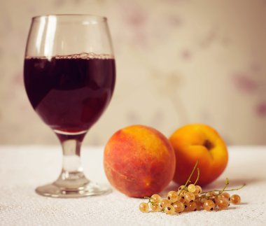 sağlıklı bir kahvaltı meyve suyu ya da şarap ve meyve. taze lezzetli ber