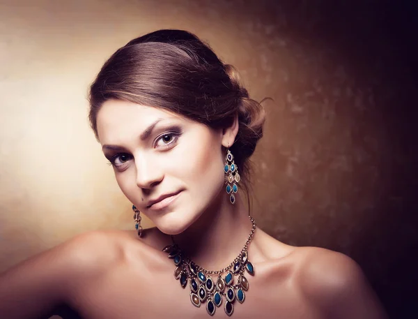 Luxurious accessories concept. Glamour portrait of beautiful wom — Stock Photo, Image