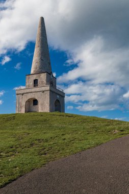 İrlanda, Dublin 'deki Killiney Hill Obelisk manzarası. Killiney Tepesi Parkı.