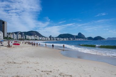 COPACABANA, RIO DE JANEIRO, BRAZIL - 21 / 12 / 2021: Ünlü Copacabana plajı, Rio de Janeiro, Brezilya 
