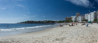 COPACABANA, RIO DE JANEIRO, BRAZIL - 21 / 12 / 2021: Ünlü Copacabana plajı, Rio de Janeiro, Brezilya 