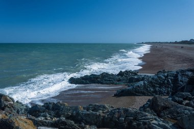 Greystone sahilinden güzel sahil şeridi, uçurumlar ve deniz manzarası. Greystone, County Wicklow, İrlanda. 
