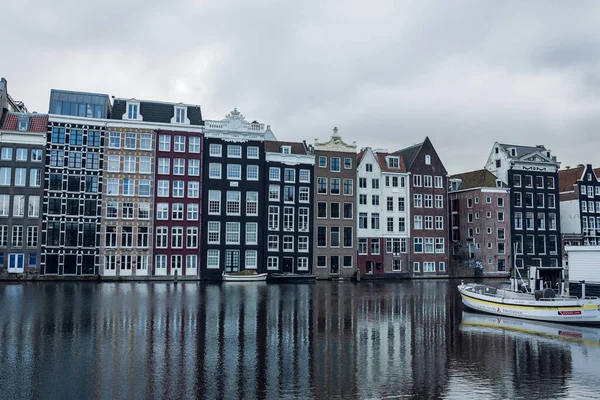AMSTERDAM, NETHERLANDS - 06 Ocak 2022: Kanal evleri, Amsterdam, Hollanda.
