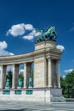 Kahramanlar Meydanı Budapeşte 'nin ana meydanlarından biridir. Macar liderleri ve diğer önemli Macar ulusal liderlerinin yer aldığı heykel kompleksiyle tanınır. Macaristan, Budapeşte 'de en çok ziyaret edilen yerlerden biri.. 