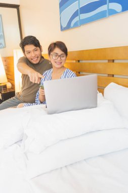 Çiftler tatillerinde birlikte vakit geçirip bilgisayardaki resimlerini izliyorlar..