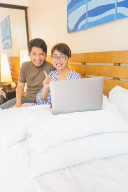 Çiftler tatillerinde birlikte vakit geçirip bilgisayardaki resimlerini izliyorlar..