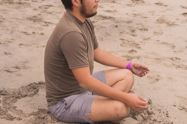 Młody Człowiek Ćwiczący Różne Pozy Jodze Plaży Ciesząc Się Wspaniałym — Zdjęcie stockowe