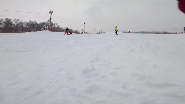 Un homme athlétique descend la pente sur un snowboard. — Video
