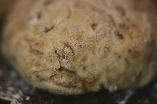 Tam teşekküllü bir ekmeğin yakın çekimi. seçici odak