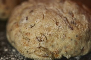 Tohumlu el yapımı tam buğday ekmeği. seçici odak