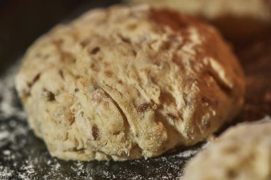 Tohumlu el yapımı tam buğday ekmeği, teneke kutuda mayalanmış. seçici odak