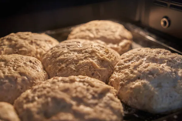 Teneke üzerinde mayalanmış küçük ekmek somunları. Seçici odak