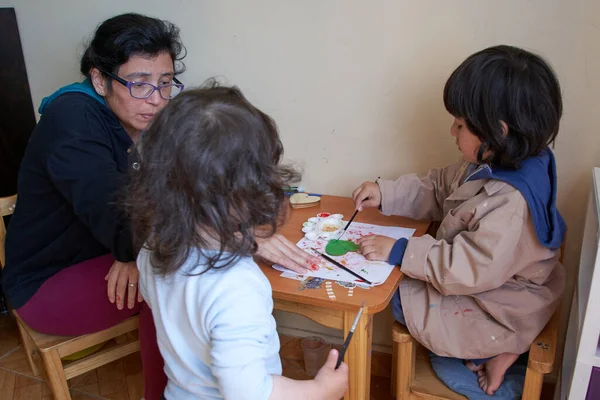 Anne ve çocuklar evde etkinlik yapıyorlar. Sanat ve anaokulu oturumu