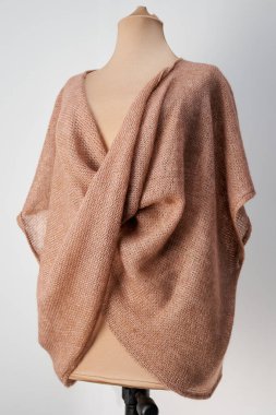 Hafif bahar ılık giysileri. Sıradan mevsimlik kıyafetler.