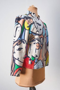 Çok renkli, yenilikçi tasarımı olan bir ceket. Yeni dalga giysileri