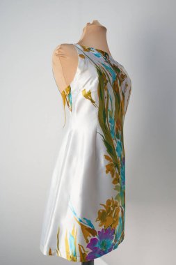 Özel tasarımı olan hafif bir elbise. Bahar elbisesi